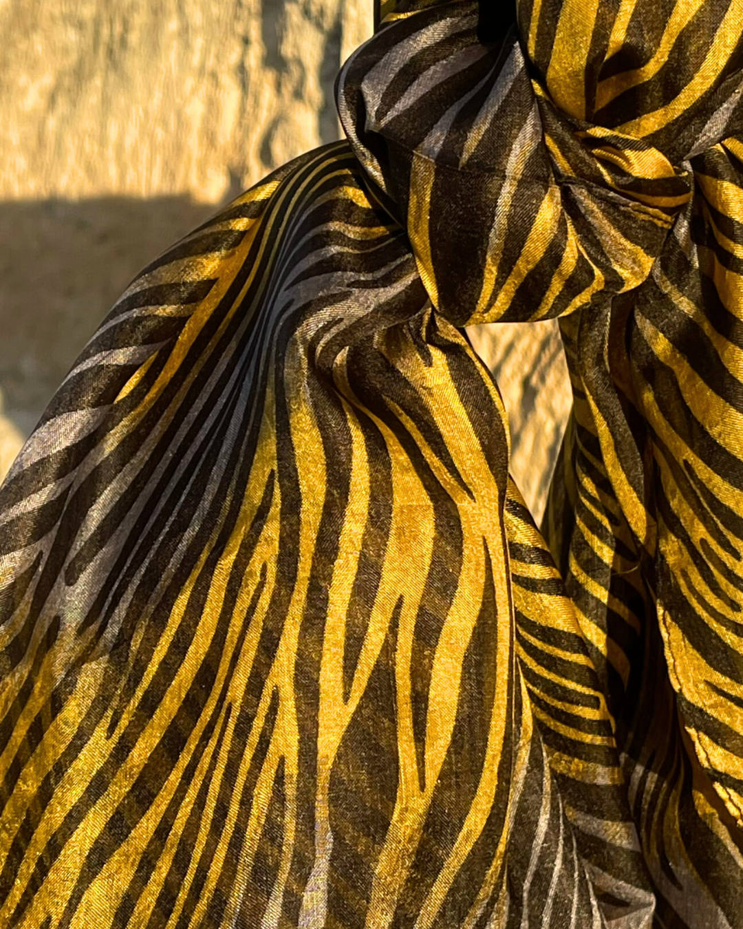 Foulard en Soie – Doux et Léger - Motif Zèbre Bleu doré