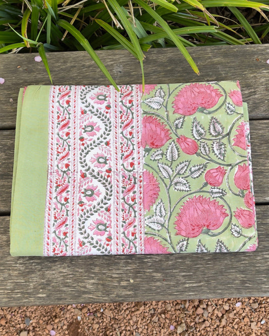 Nappe Jaipur Vert – Motif floral rose imprimé à la main