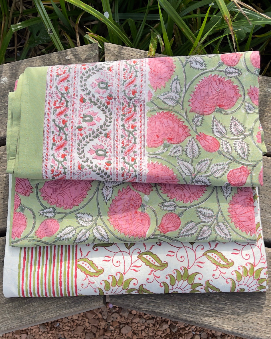 Nappe Jaipur Vert – Motif floral rose imprimé à la main