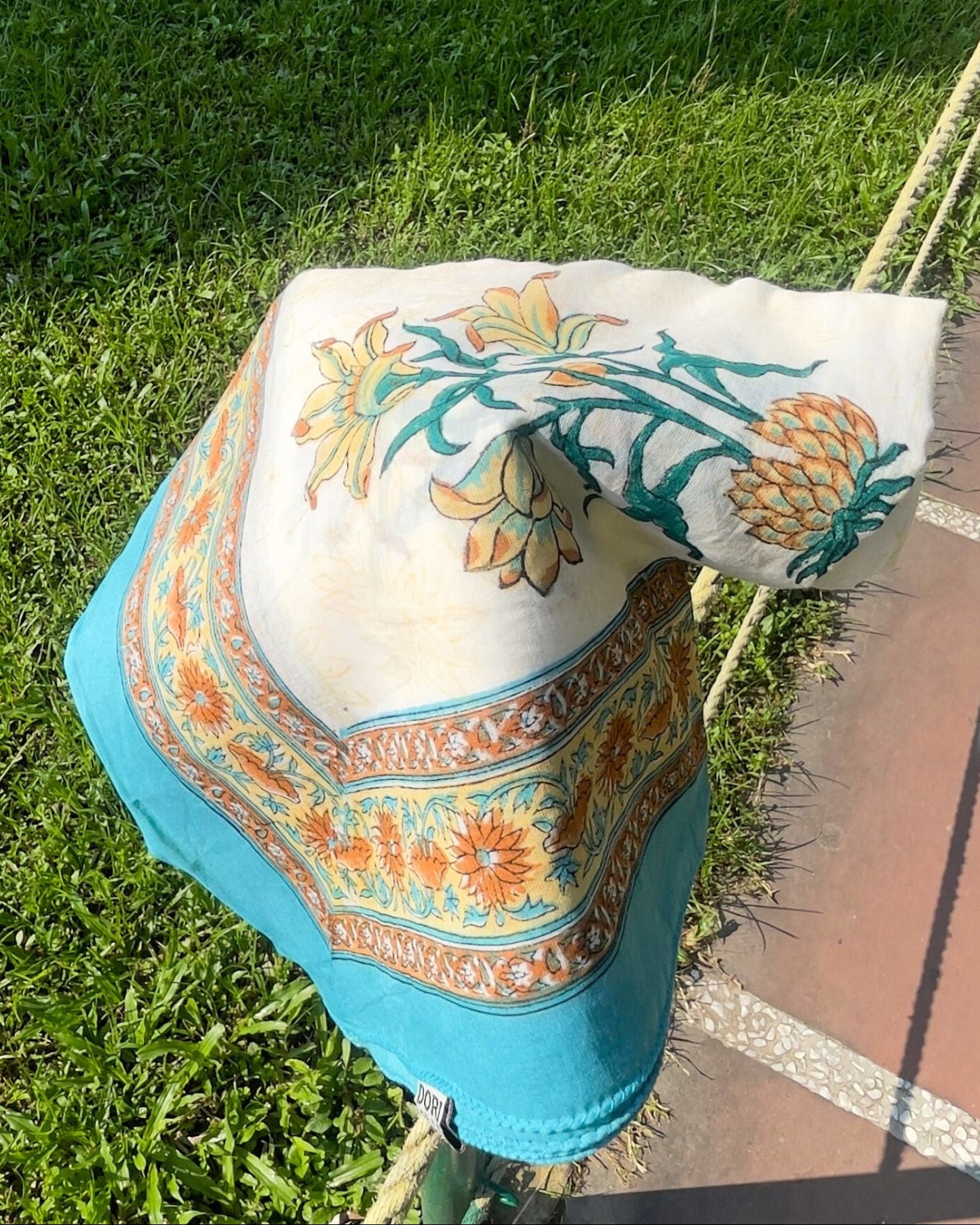 Pareo léger en voile de coton avec impression artisanale bord bleu floral fond blanc tres elegant