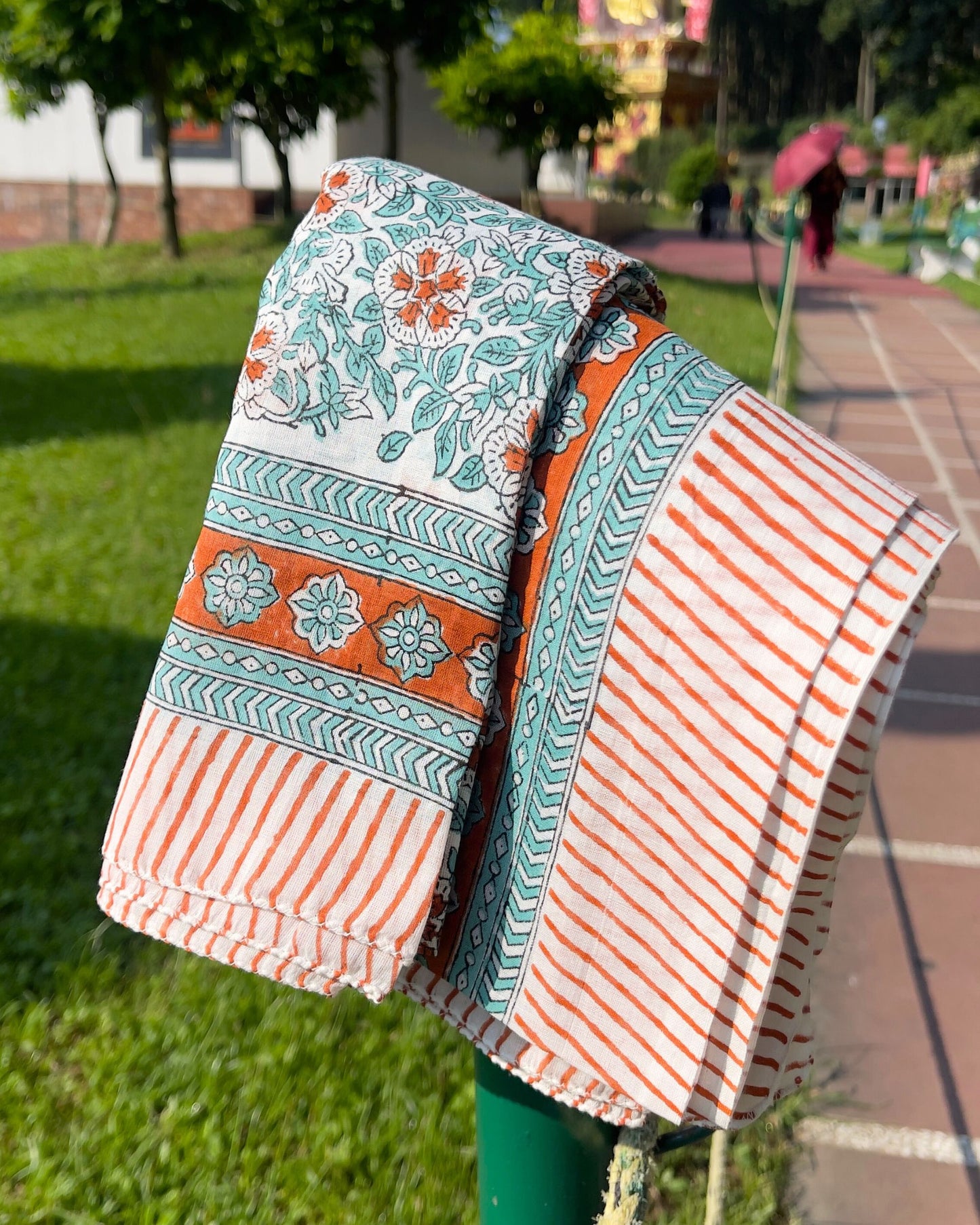 Pareo léger en voile de coton avec impression artisanale couleur bleu clair et ocre