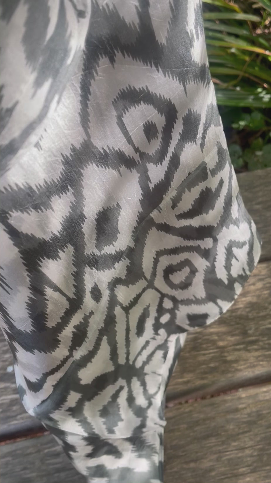 Grand foulard en soie blanc gris