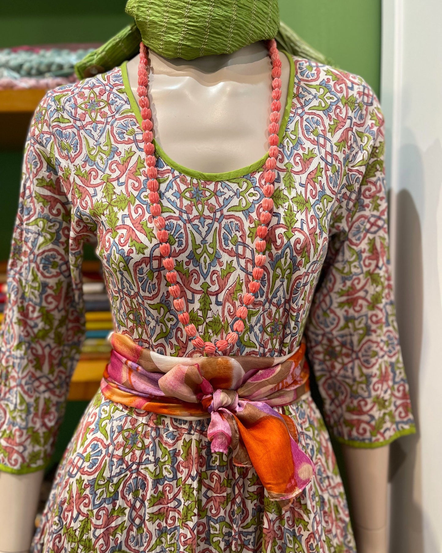 Robe bohème longue en coton imprimé cachemire multicolore, look été femme fluide et élégant