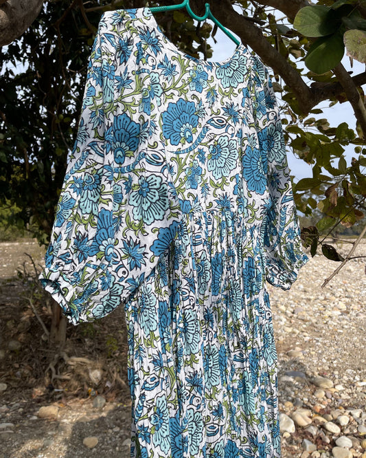 Robe longue bohème fluide en coton imprimé floral portée en extérieur modèle Mandalas Corsica