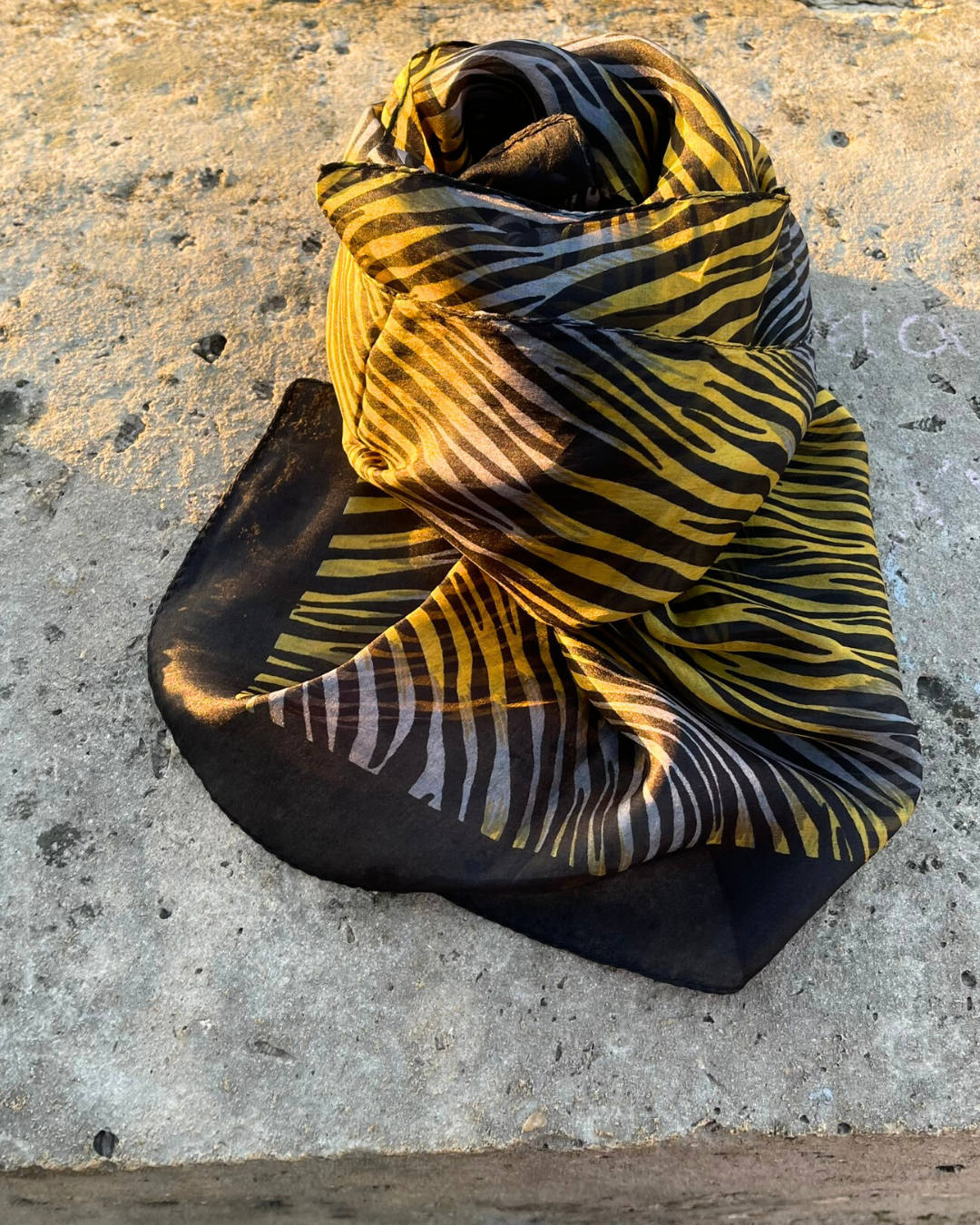 Foulard en Soie – Doux et Léger - Motif Zèbre Bleu doré