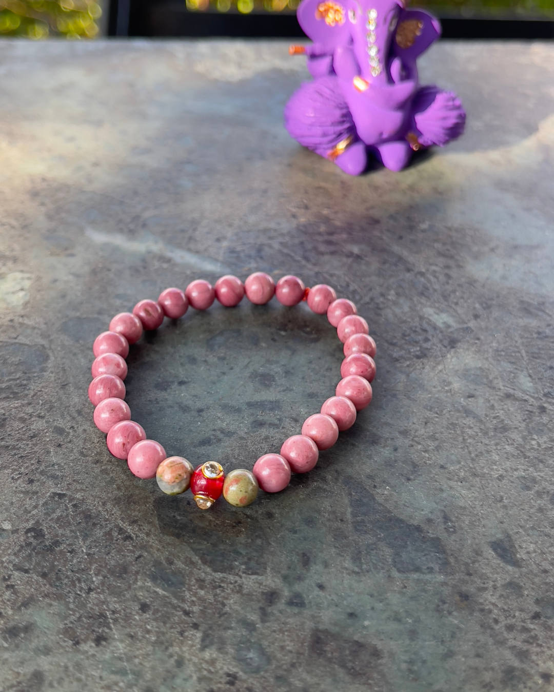 Bracelet en Thulite – Énergie vivante, douceur du cœur et expression authentique