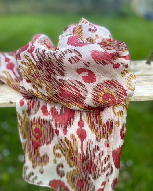 Grand Foulard en Soie – Motif Ikat Rouge Rubis