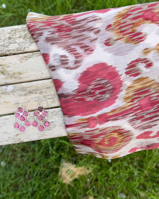 Grand Foulard en Soie – Motif Ikat Rouge Rubis