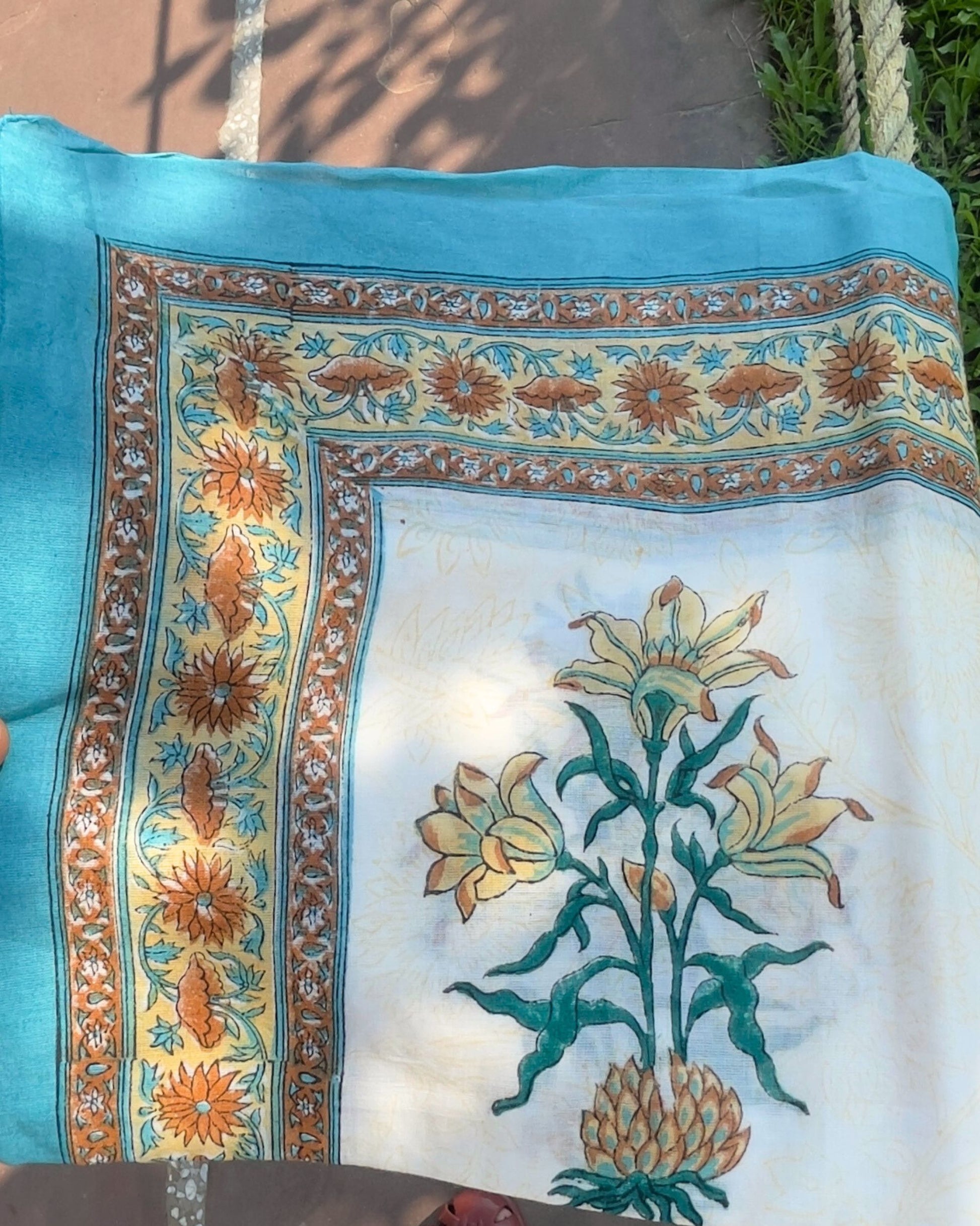 Pareo léger en voile de coton avec impression artisanale bord bleu floral fond blanc tres elegant