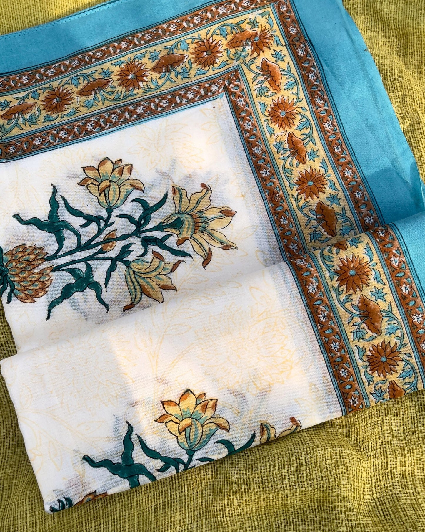 Pareo léger en voile de coton avec impression artisanale bord bleu floral fond blanc tres elegant