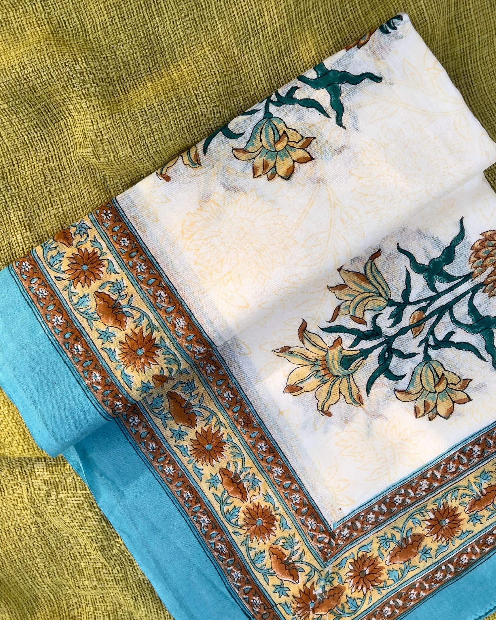 Pareo léger en voile de coton avec impression artisanale bord bleu floral fond blanc tres elegant