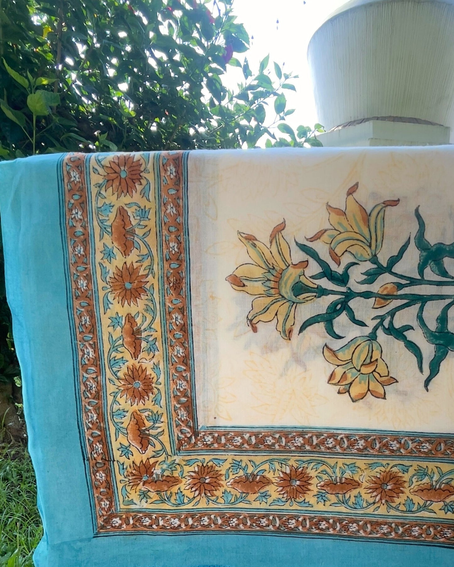 Pareo léger en voile de coton avec impression artisanale bord bleu floral fond blanc tres elegant