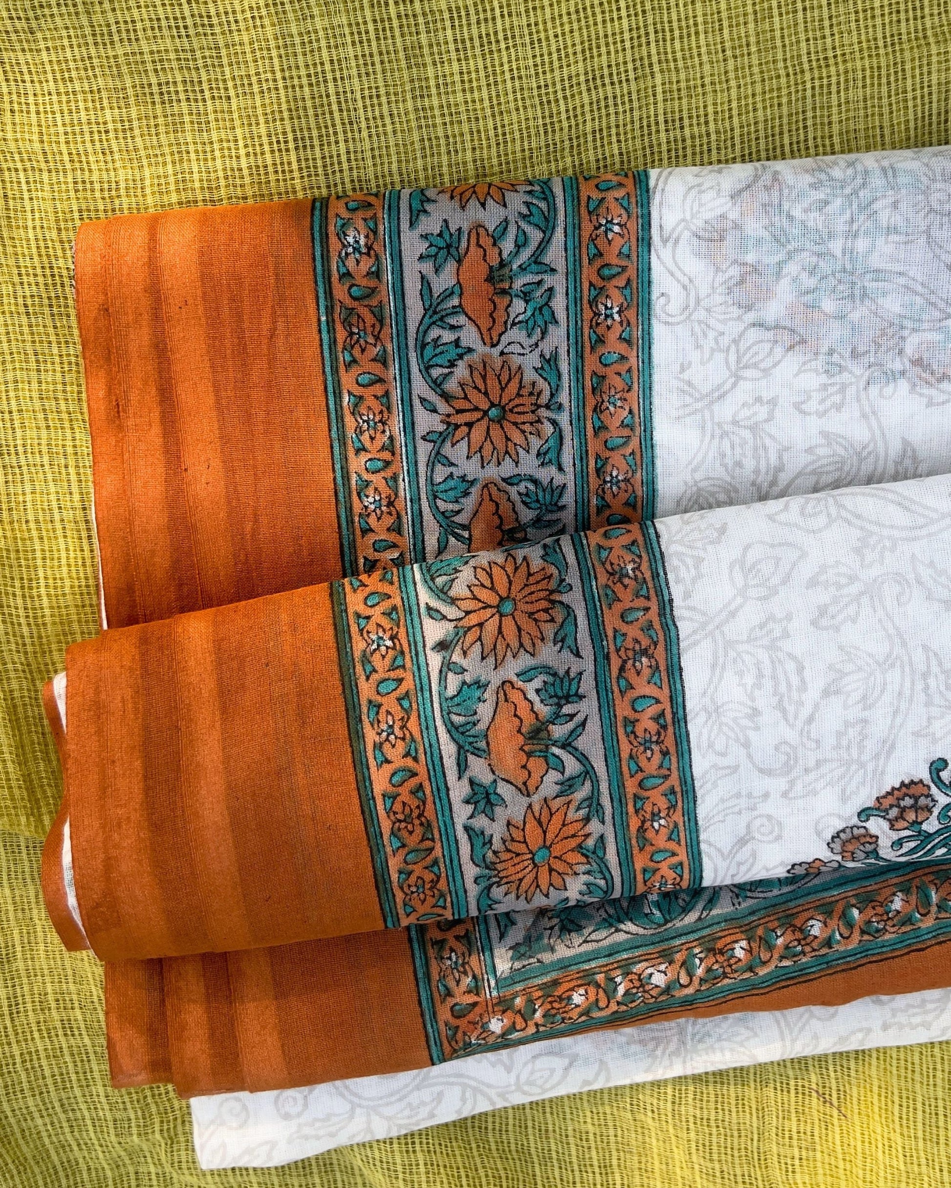 Pareo léger en voile de coton avec impression artisanale bord ocre floral fond blanc magnifique