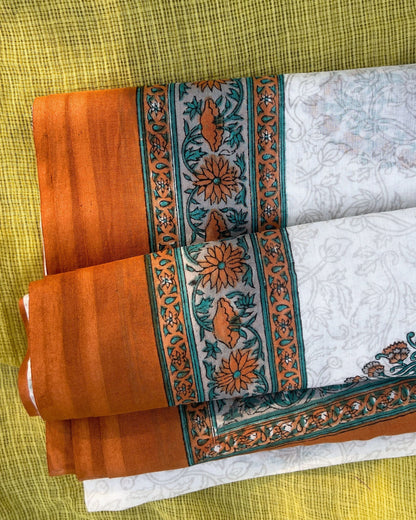 Pareo léger en voile de coton avec impression artisanale bord ocre floral fond blanc magnifique