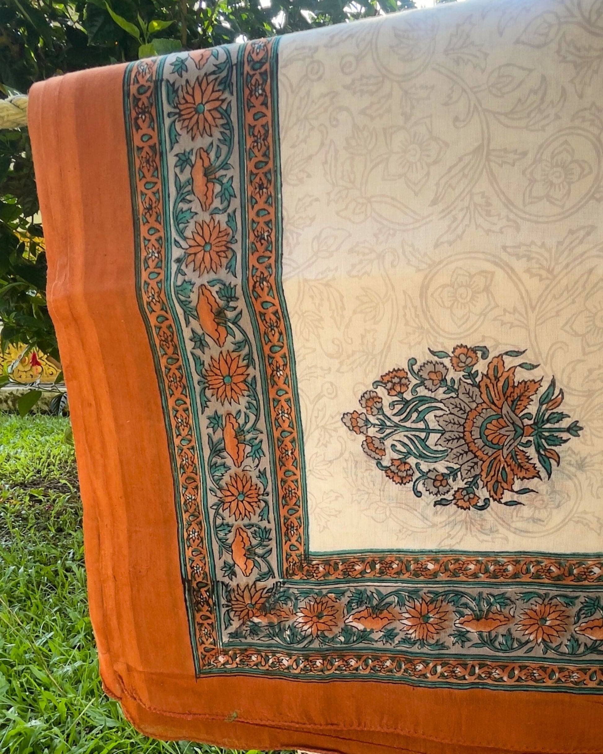 Pareo léger en voile de coton avec impression artisanale bord ocre floral fond blanc magnifique