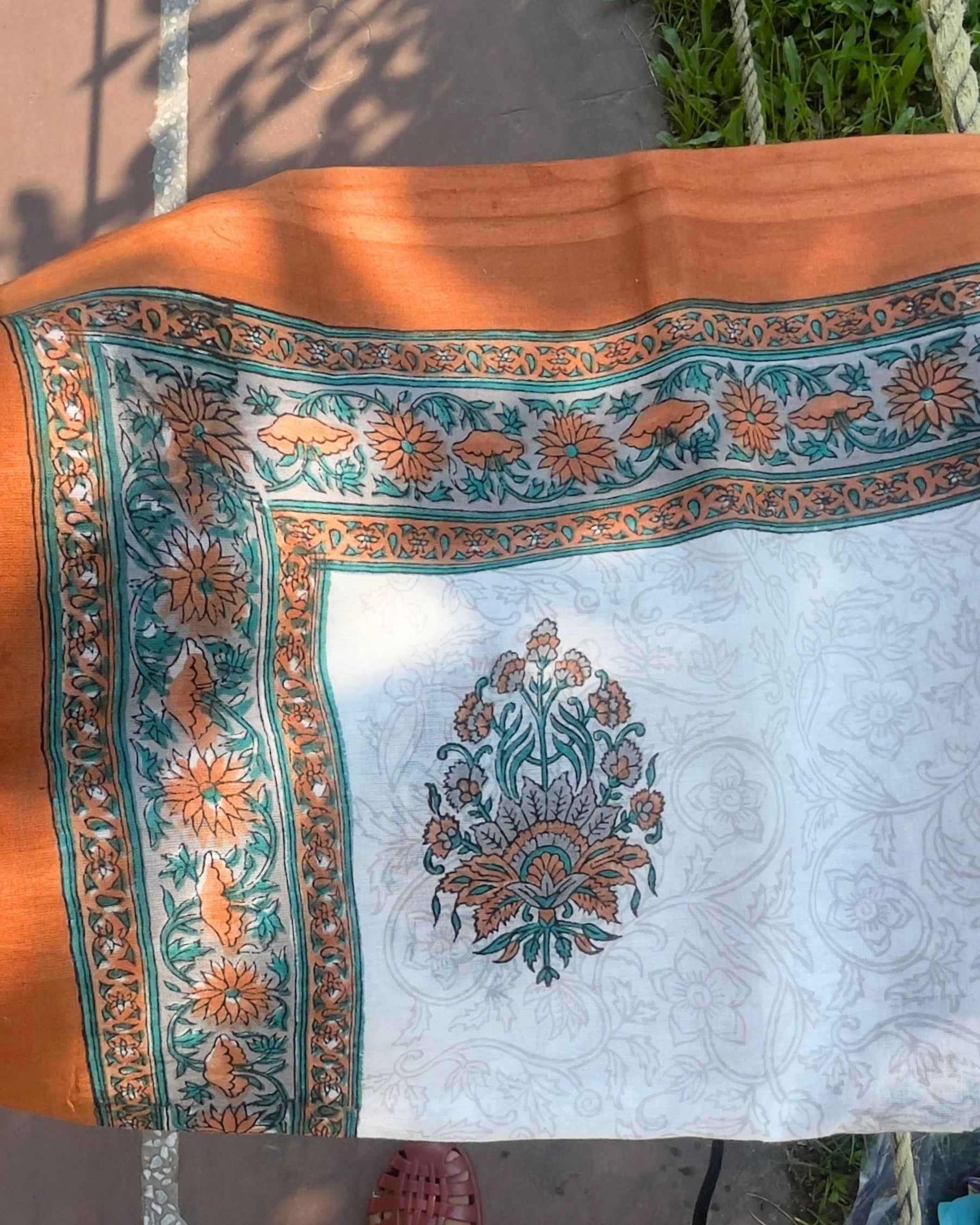 Pareo léger en voile de coton avec impression artisanale bord ocre floral fond blanc magnifique