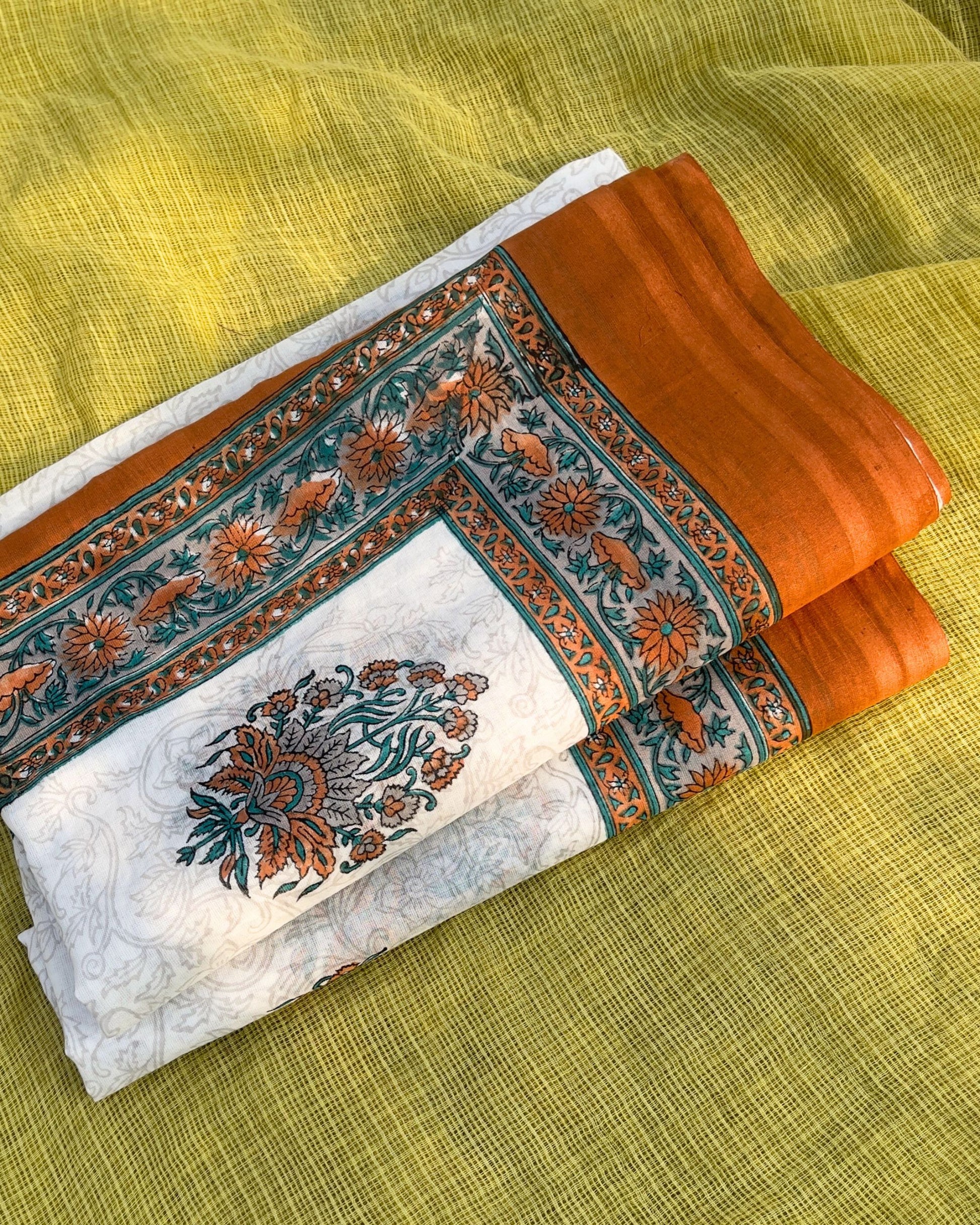 Pareo léger en voile de coton avec impression artisanale bord ocre floral fond blanc magnifique