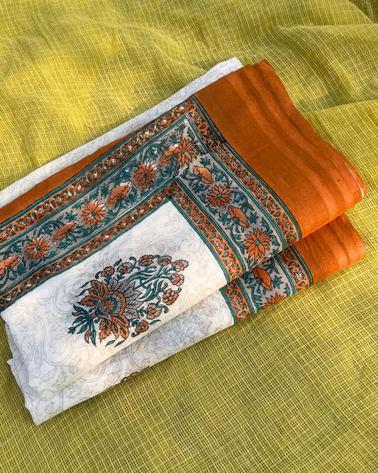 Pareo léger en voile de coton avec impression artisanale bord ocre floral fond blanc magnifique