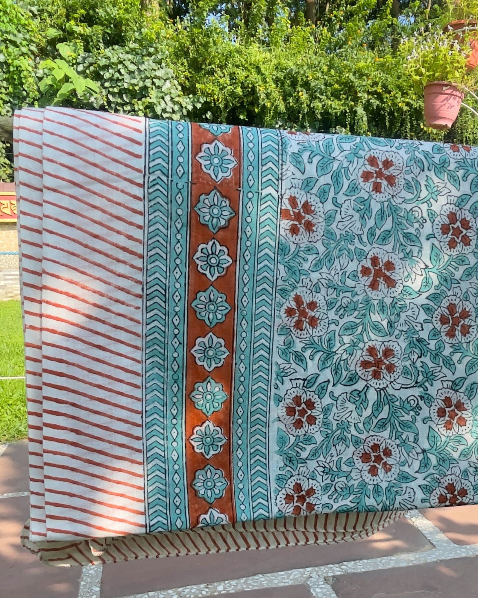 Pareo léger en voile de coton avec impression artisanale couleur bleu clair et ocre