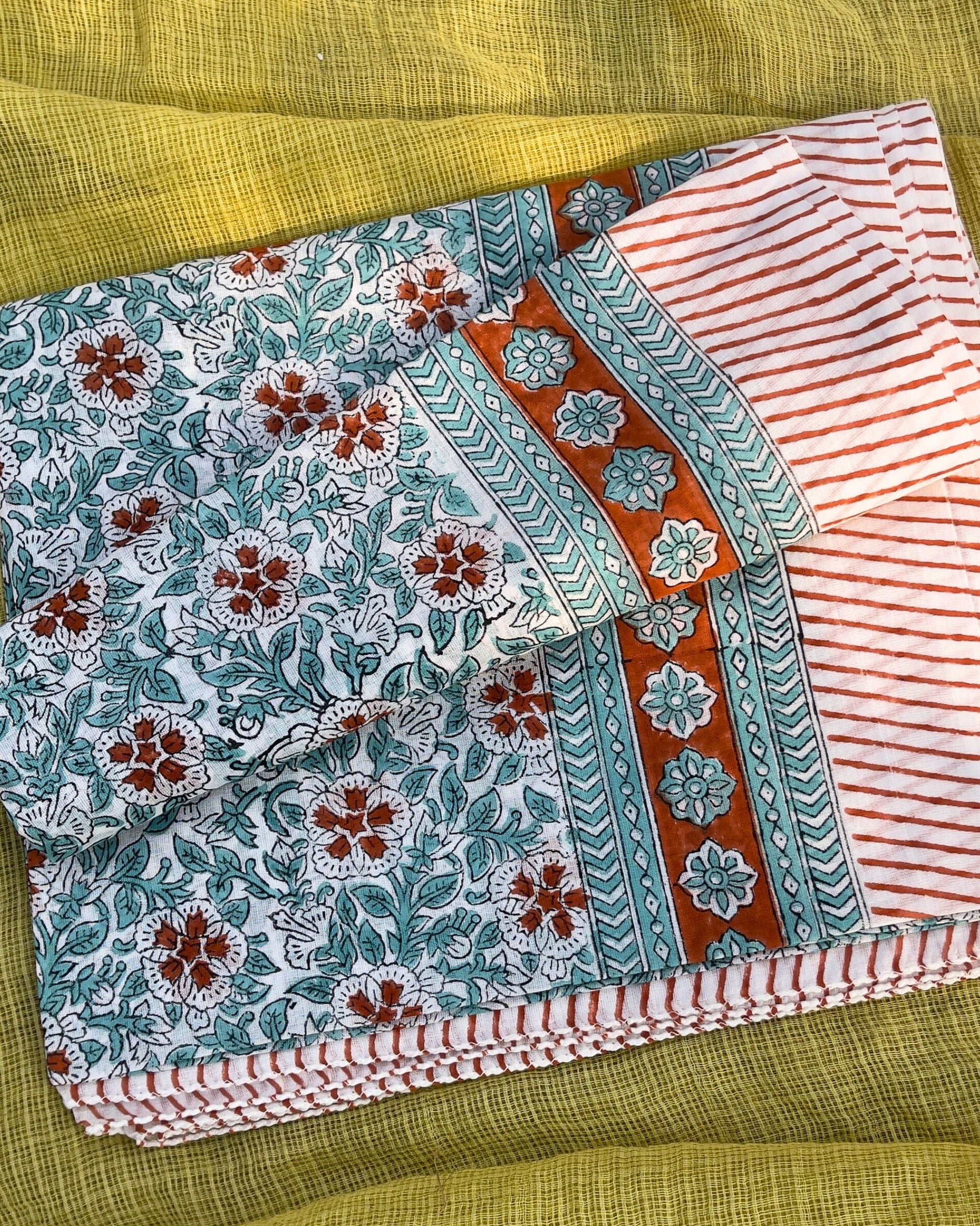 Pareo léger en voile de coton avec impression artisanale couleur bleu clair et ocre