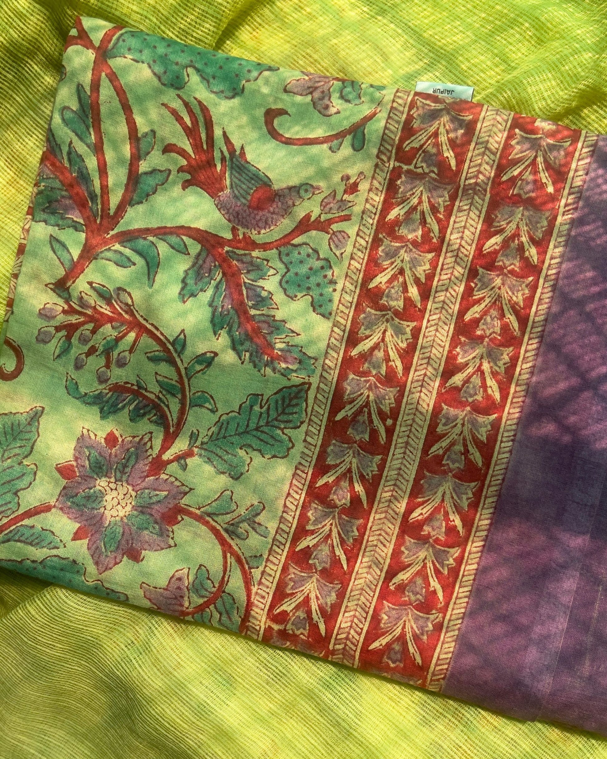 Pareo léger en voile de coton avec impression artisanale bord aubergine  violet, imprimé floral,fond vert doux style bohème