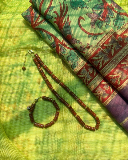 Pareo léger en voile de coton avec impression artisanale bord aubergine  violet, imprimé floral,fond vert doux style bohème, collier et bracelet en jaspe rouge