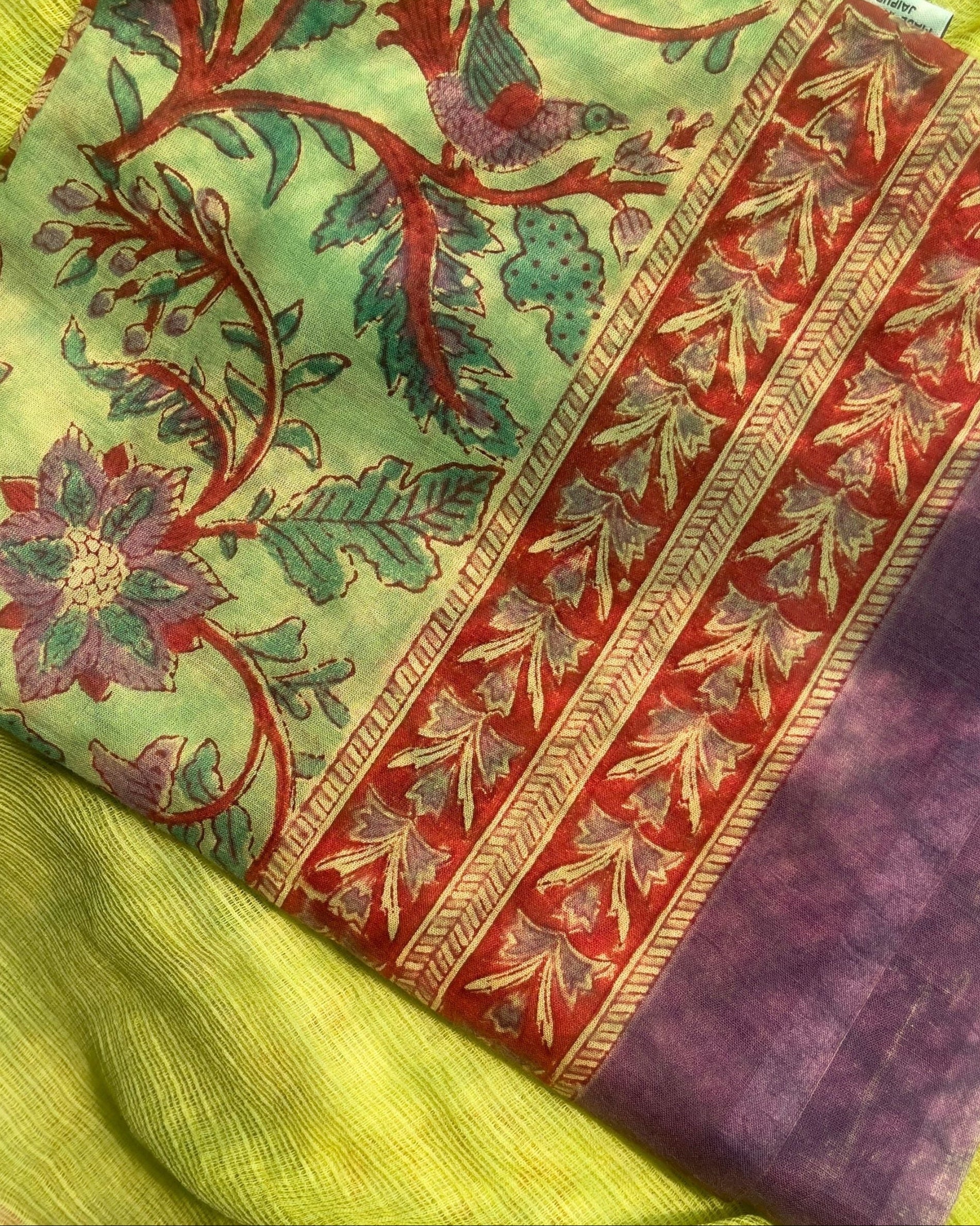 Pareo léger en voile de coton avec impression artisanale bord aubergine  violet, imprimé floral,fond vert doux style bohème