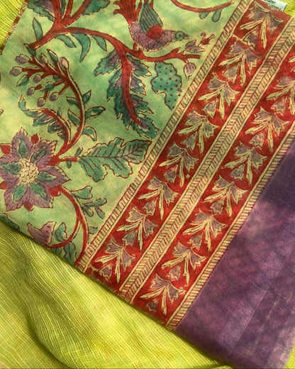 Pareo léger en voile de coton avec impression artisanale bord aubergine  violet, imprimé floral,fond vert doux style bohème