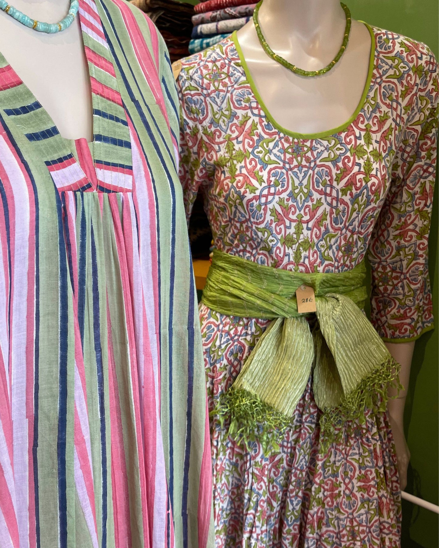 Robe bohème longue en coton imprimé cachemire multicolore, look été femme fluide et élégant