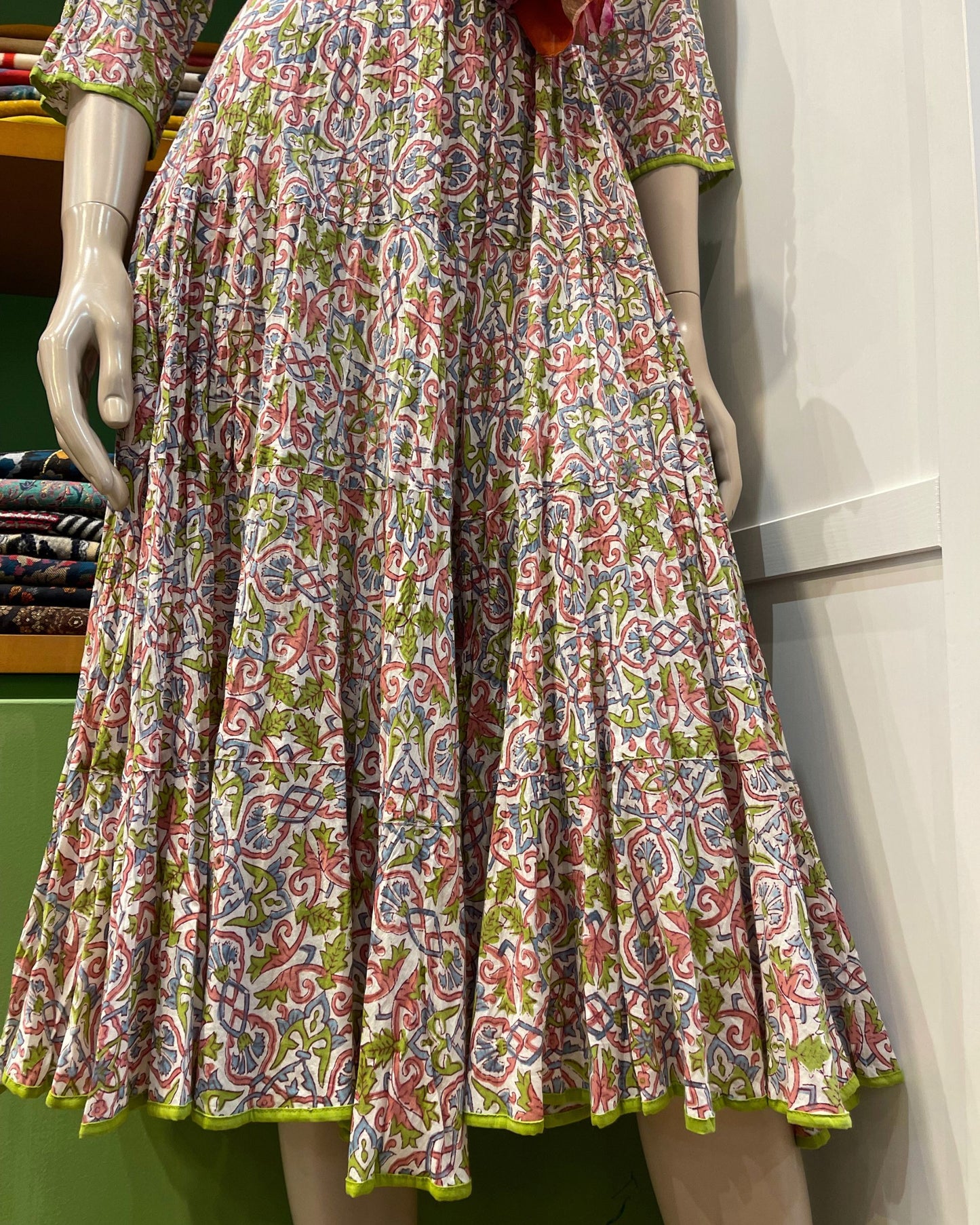 Robe bohème longue en coton imprimé cachemire multicolore, look été femme fluide et élégant