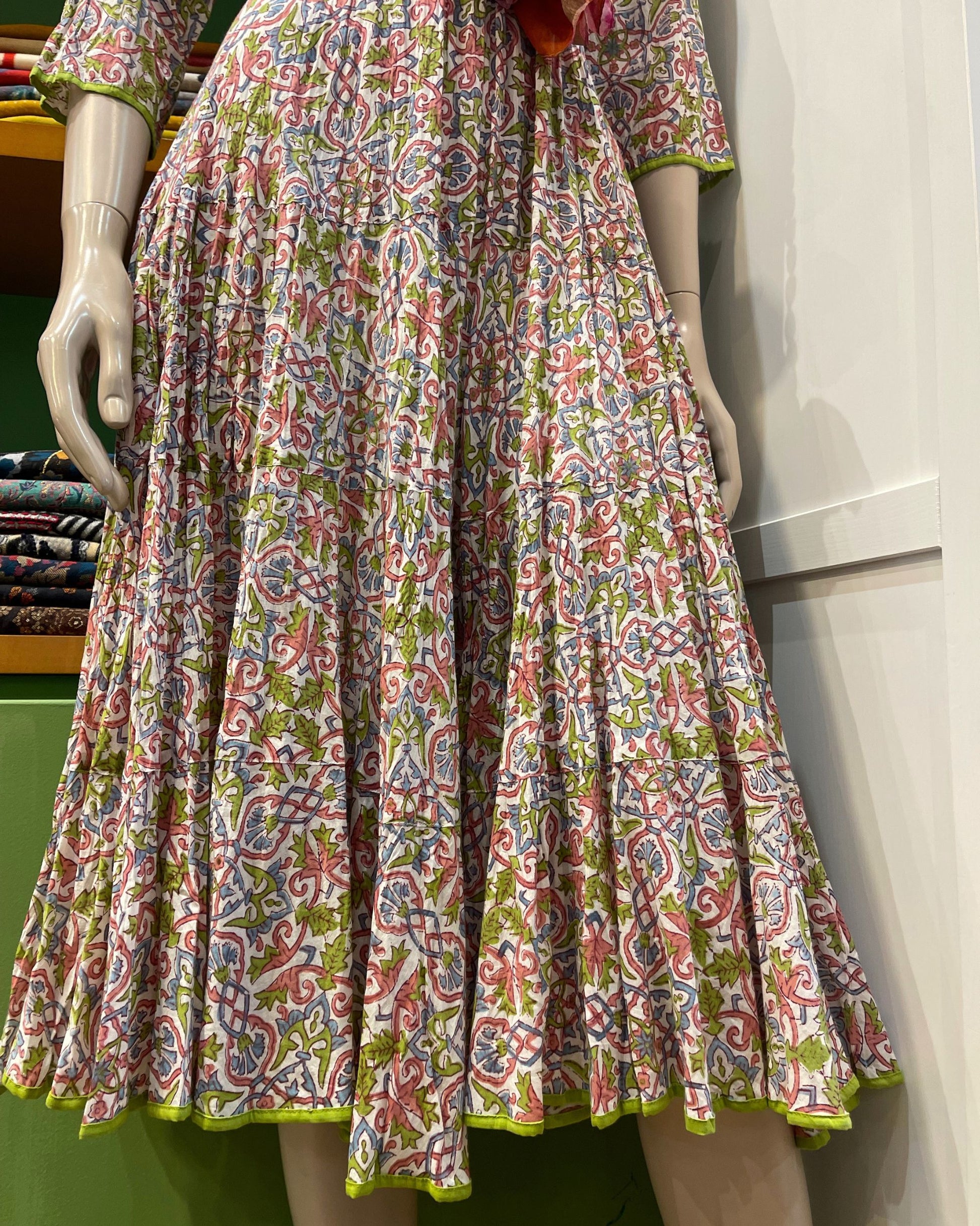 Robe bohème longue en coton imprimé cachemire multicolore, look été femme fluide et élégant