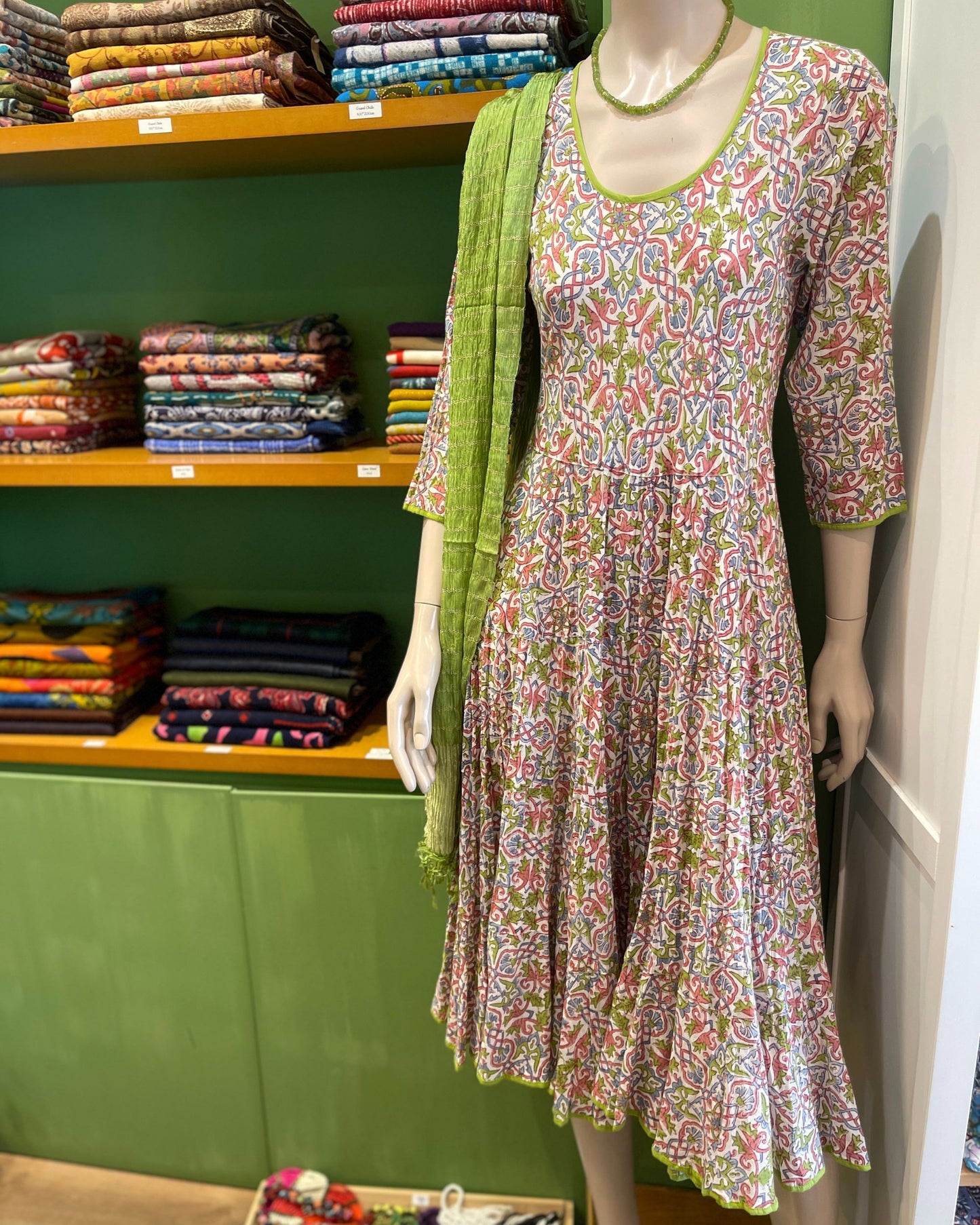 Robe bohème longue en coton imprimé cachemire multicolore, look été femme fluide et élégant