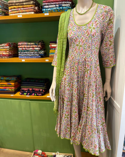 Robe bohème longue en coton imprimé cachemire multicolore, look été femme fluide et élégant