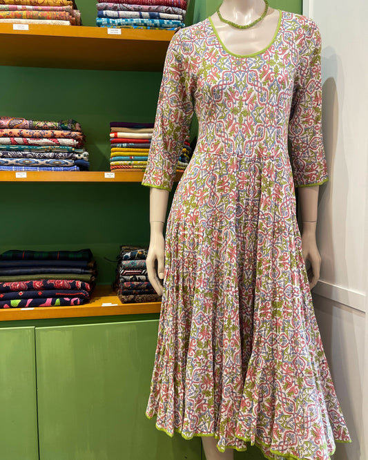 Robe bohème longue en coton imprimé cachemire multicolore, look été femme fluide et élégant