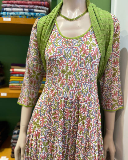 Robe bohème longue en coton imprimé cachemire multicolore, look été femme fluide et élégant