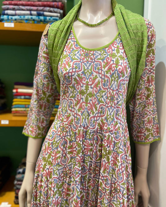 Robe bohème longue en coton imprimé cachemire multicolore, look été femme fluide et élégant