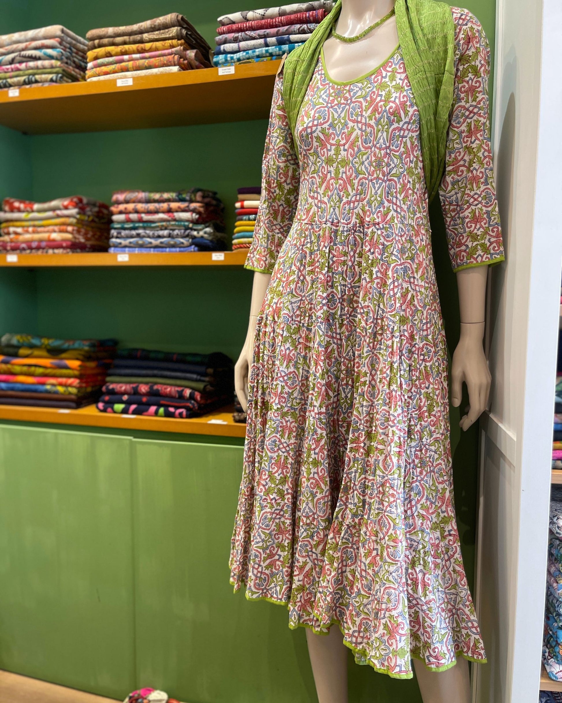 Robe bohème longue en coton imprimé cachemire multicolore, look été femme fluide et élégant