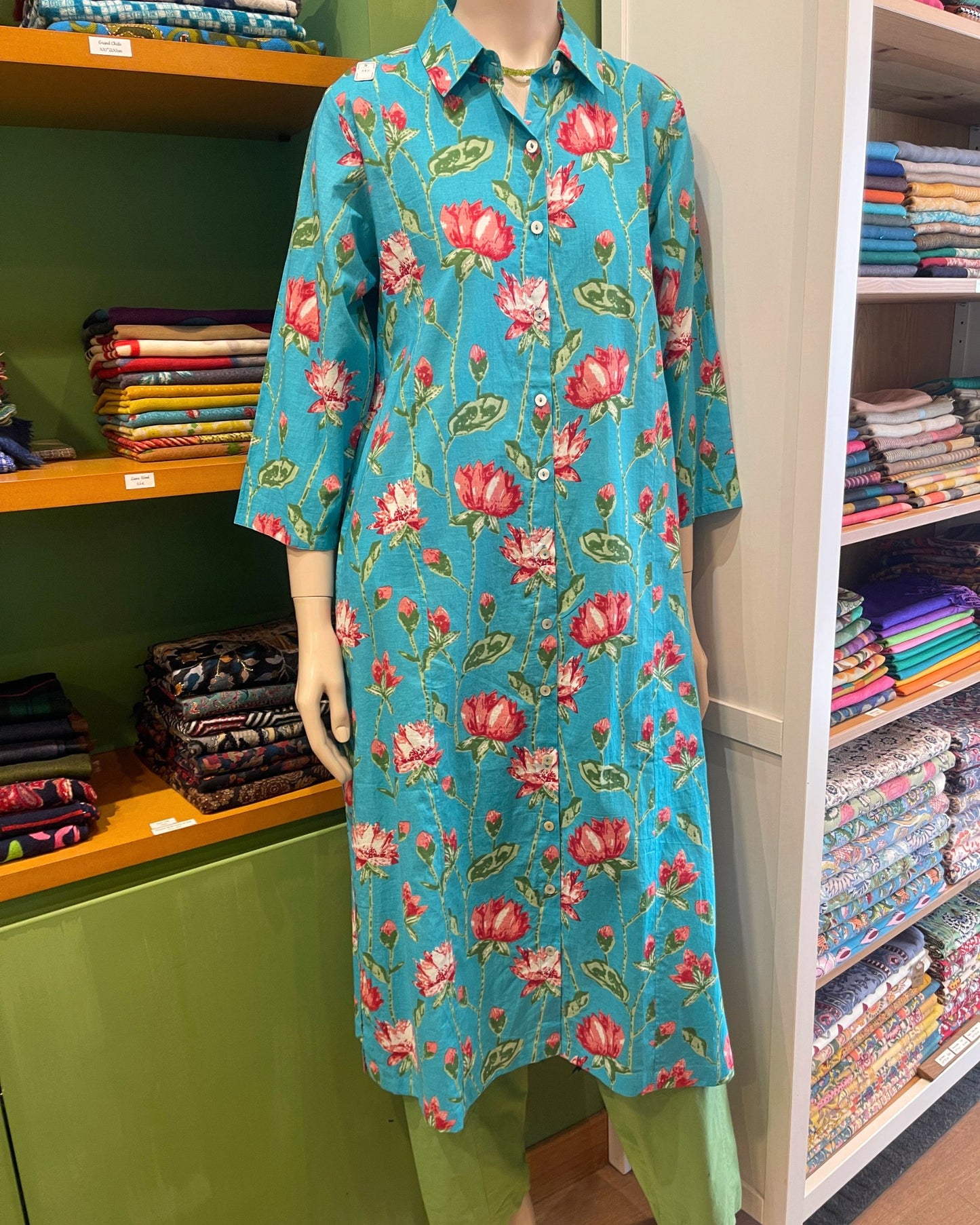 Robe chemise kurta femme en coton léger, imprimé pivoine bleu, longueur midi