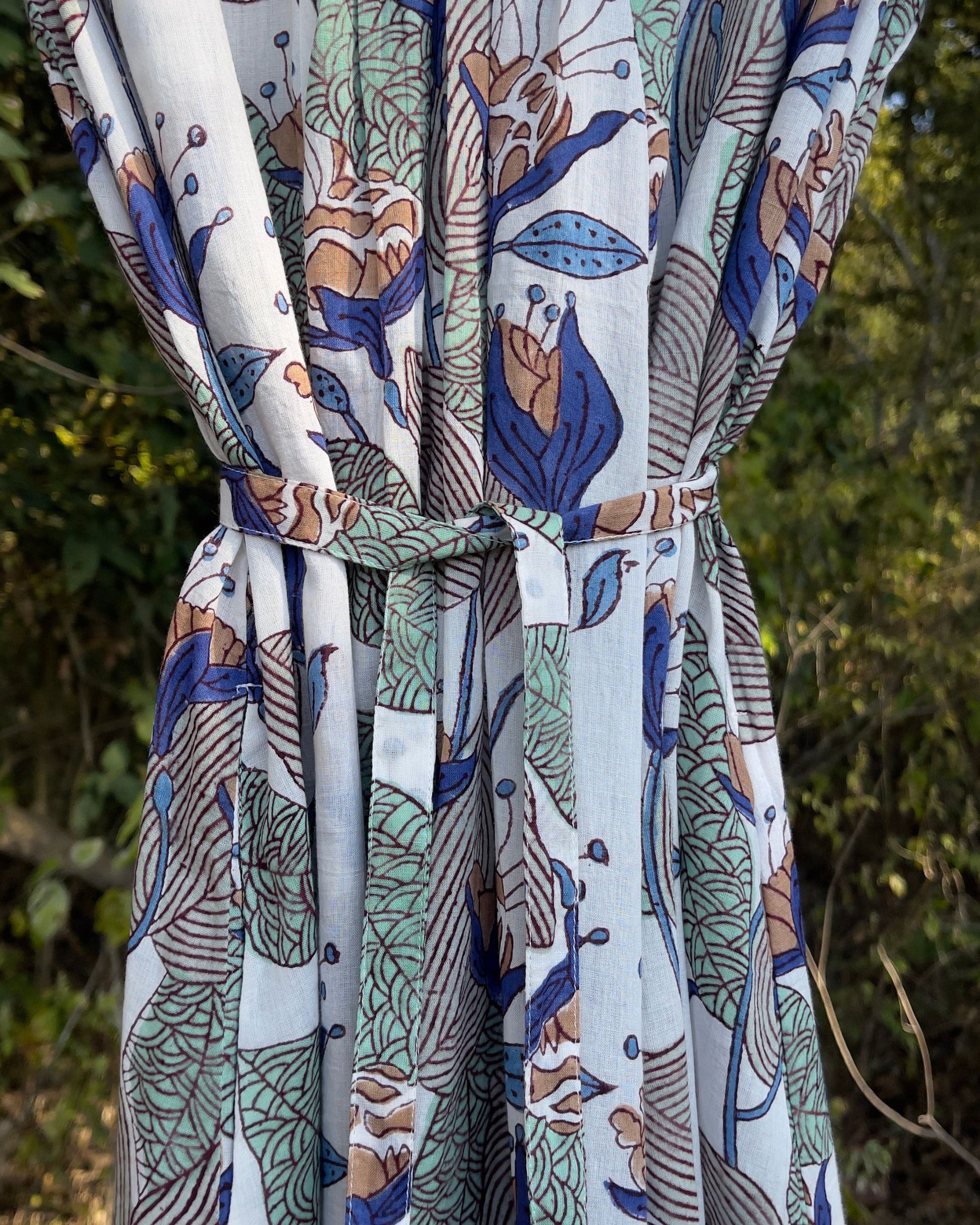 robe bleue à fleurs femme été
robe fleurie bleue légère
robe été femme motif floral bleu
robe bohème bleue à fleurs
robe fluide bleue imprimé fleurs