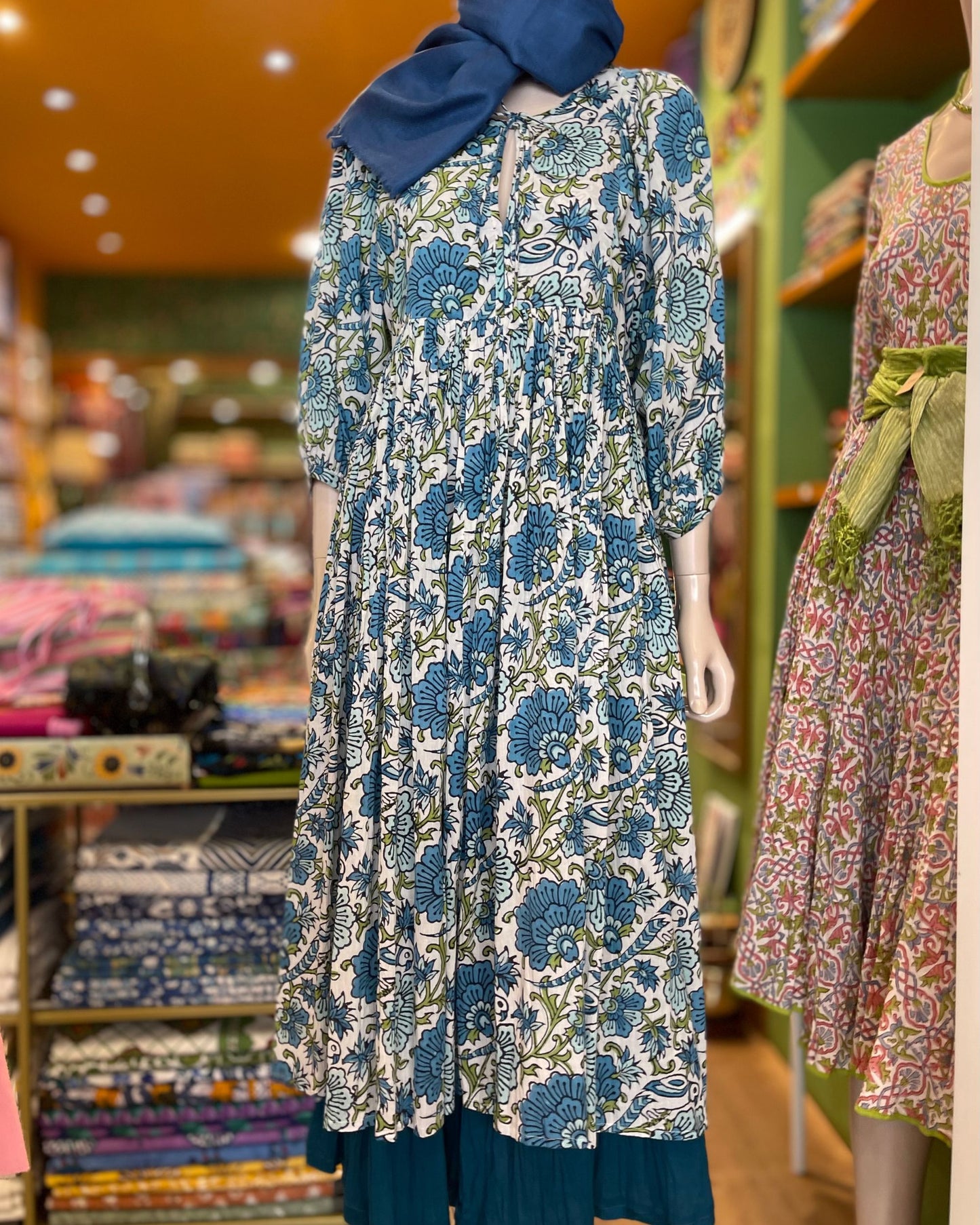 Robe longue bohème fluide en coton imprimé floral portée en extérieur modèle Mandalas Corsica