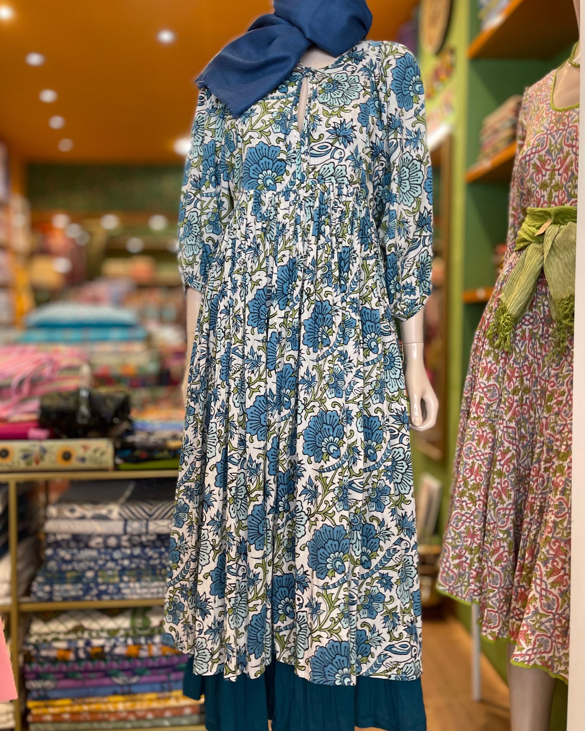 Robe longue bohème fluide en coton imprimé floral portée en extérieur modèle Mandalas Corsica