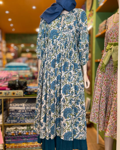 Robe longue bohème fluide en coton imprimé floral portée en extérieur modèle Mandalas Corsica