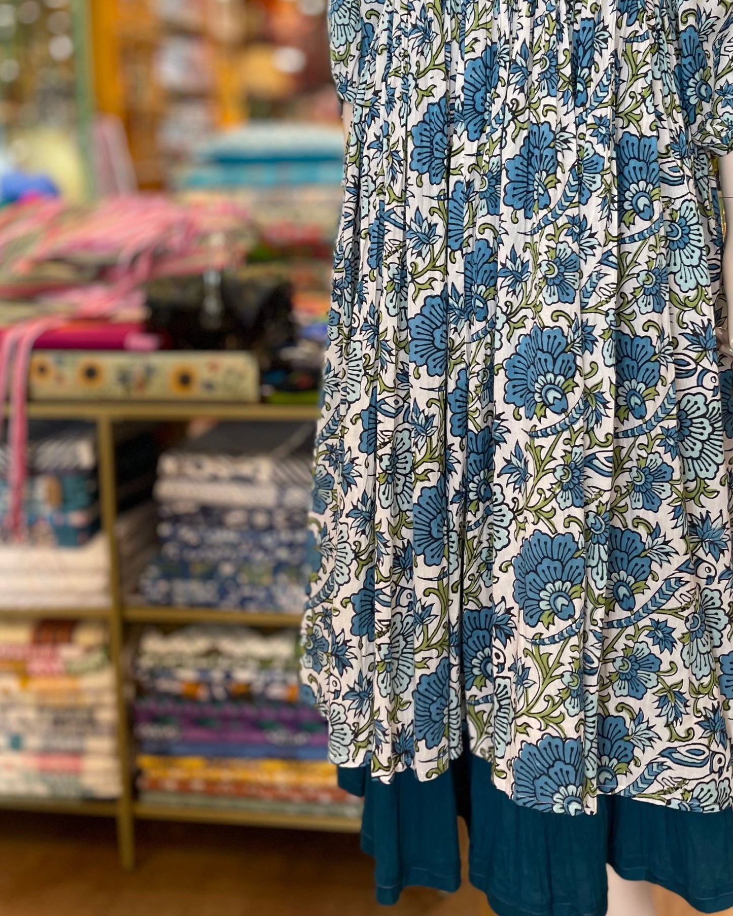 Robe longue bohème fluide en coton imprimé floral portée en extérieur modèle Mandalas Corsica