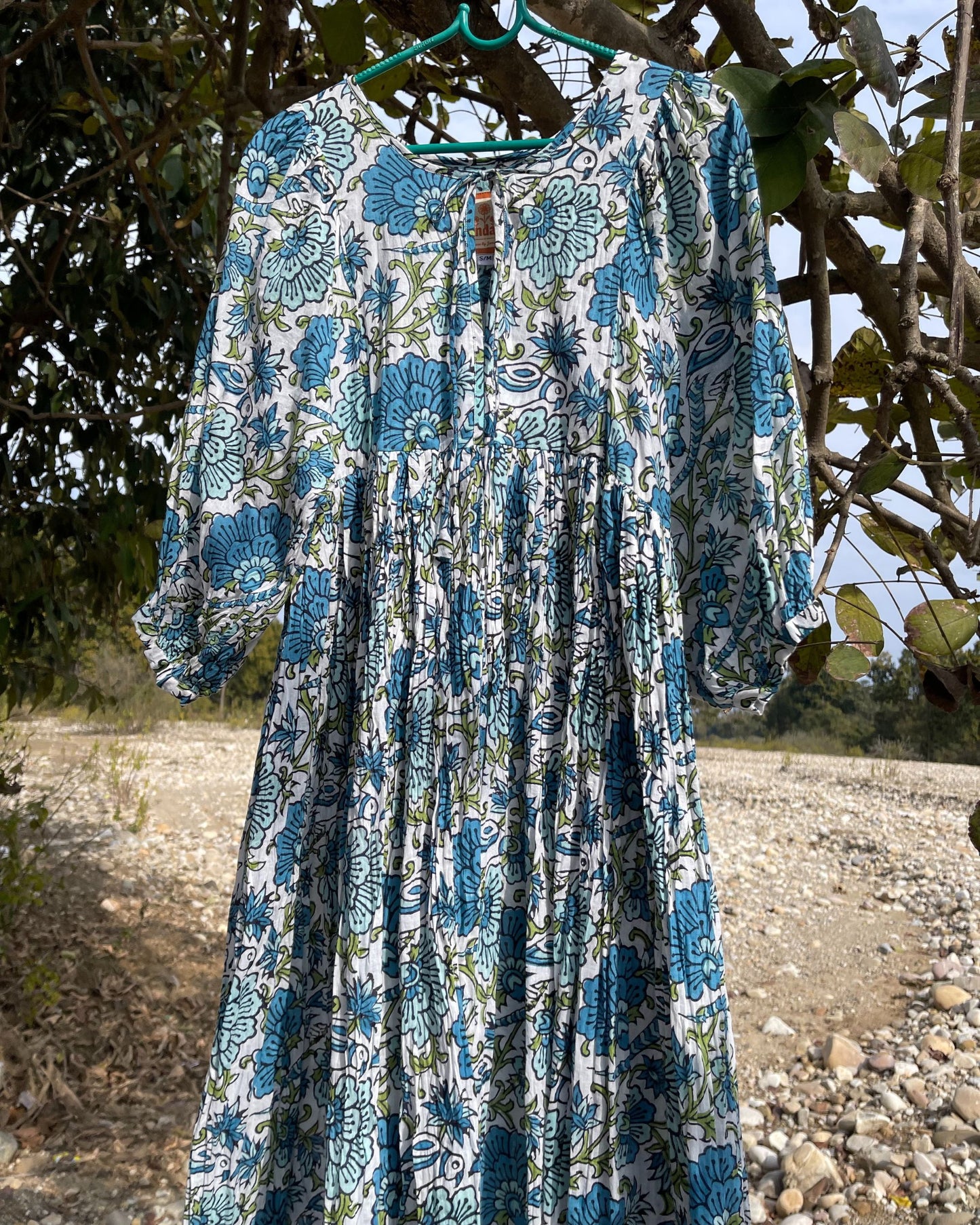 Robe longue bohème fluide en coton imprimé floral portée en extérieur modèle Mandalas Corsica