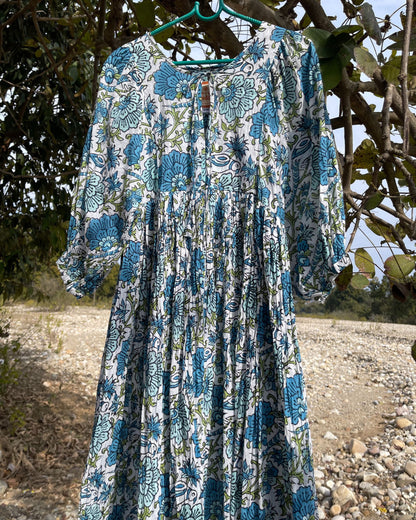 Robe longue bohème fluide en coton imprimé floral portée en extérieur modèle Mandalas Corsica