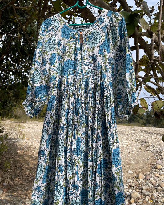 Robe longue bohème fluide en coton imprimé floral portée en extérieur modèle Mandalas Corsica