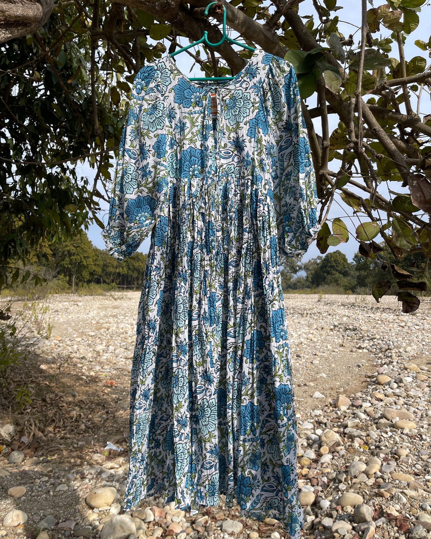 Robe longue bohème fluide en coton imprimé floral portée en extérieur modèle Mandalas Corsica