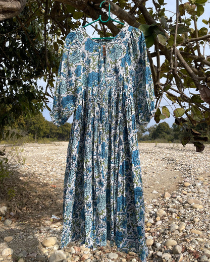 Robe longue bohème fluide en coton imprimé floral portée en extérieur modèle Mandalas Corsica