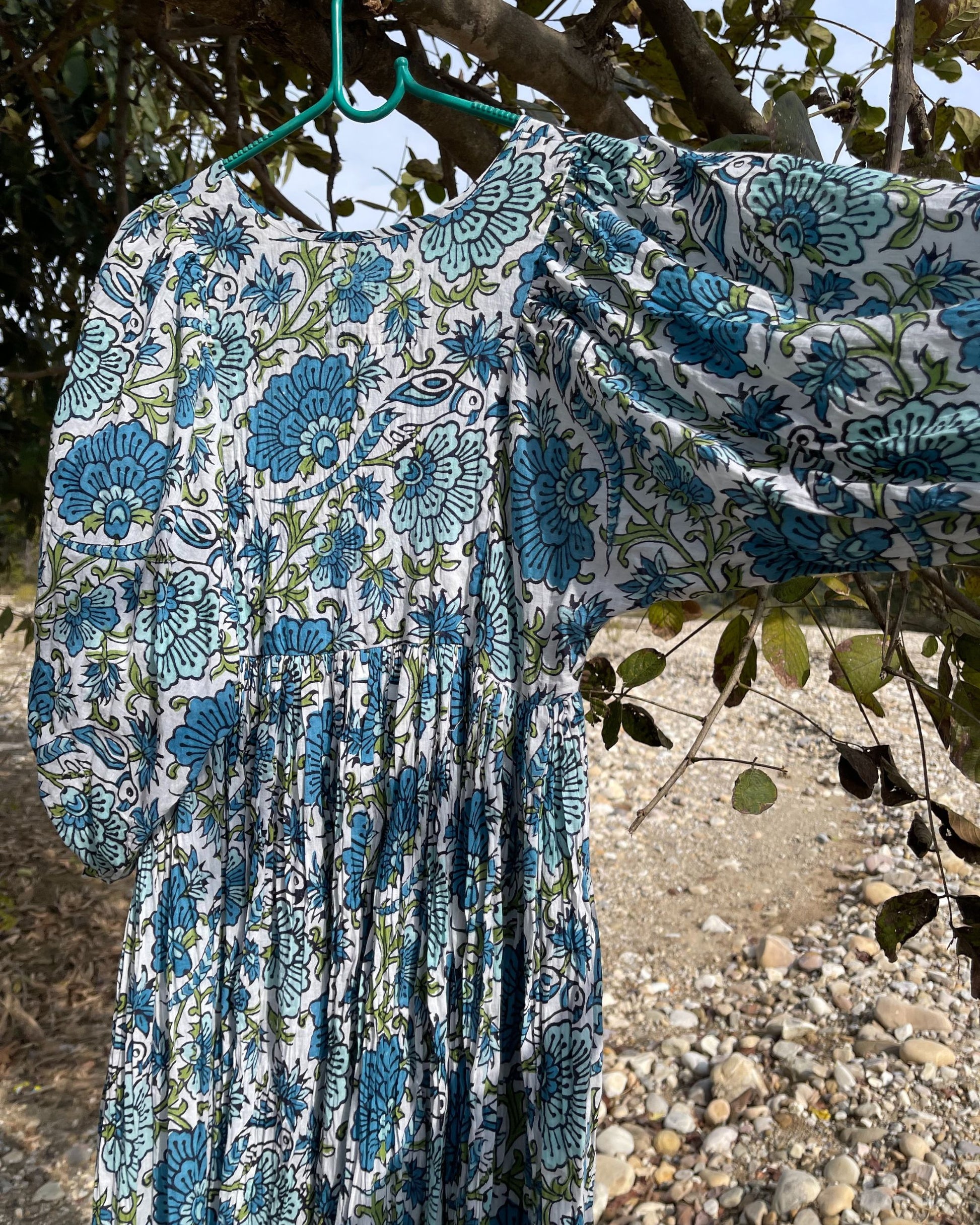 Robe longue bohème fluide en coton imprimé floral portée en extérieur modèle Mandalas Corsica