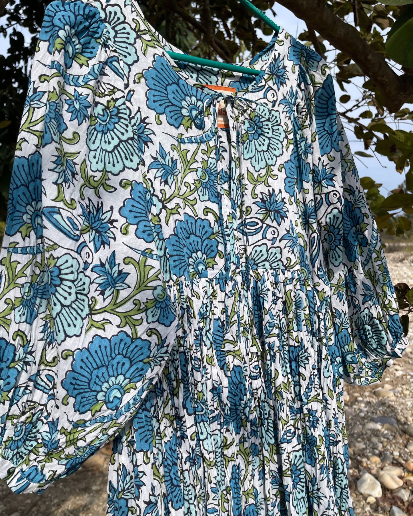 Robe longue bohème fluide en coton imprimé floral portée en extérieur modèle Mandalas Corsica